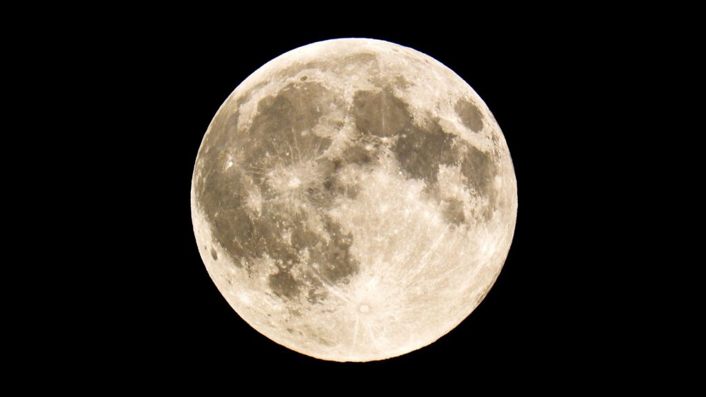चंद्रमा के बारे में 25 आश्चर्यजनक तथ्य \ 25 amazing facts about the Moon