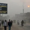 कांच नगरी की धुंधली होती सांसें: क्या Firozabad 130 AQI वाकई 'संतोषजनक' है?
