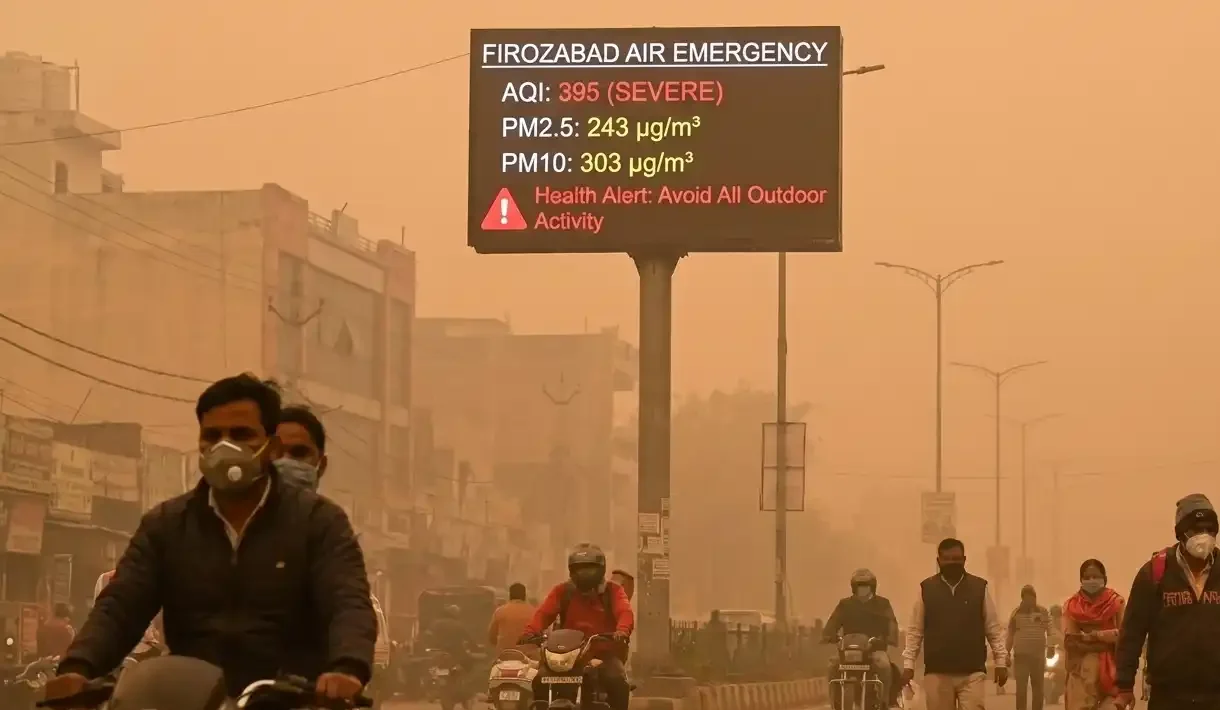 कांच नगरी में 'Gray Emergency': Firozabad AQI 395 के बीच सिसकती सांसें